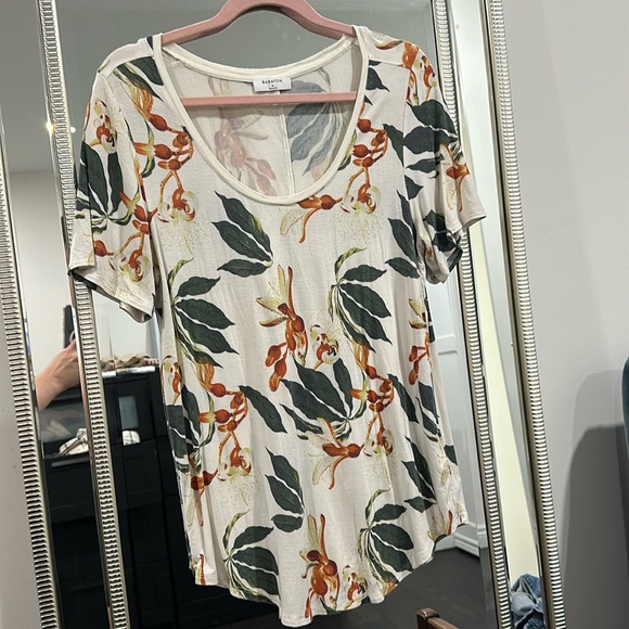 Babaton Aritzia tee, super soft with cute tropical Hawaiian floral print - Picture 1 of 3